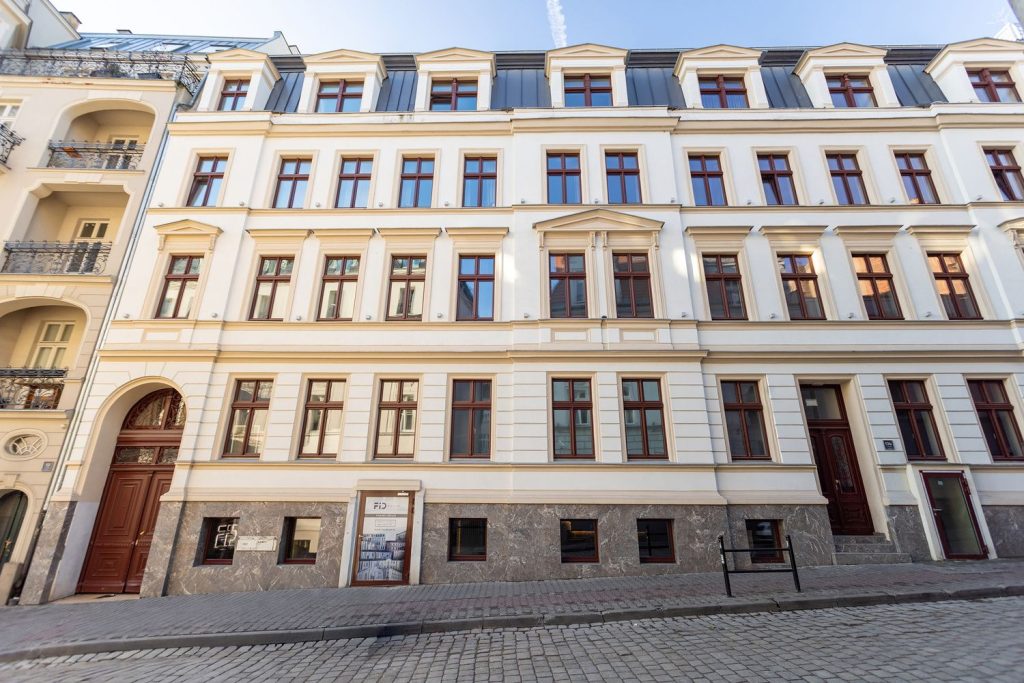 Front Piekary Residence – symetryczna, neoklasycystyczna fasada