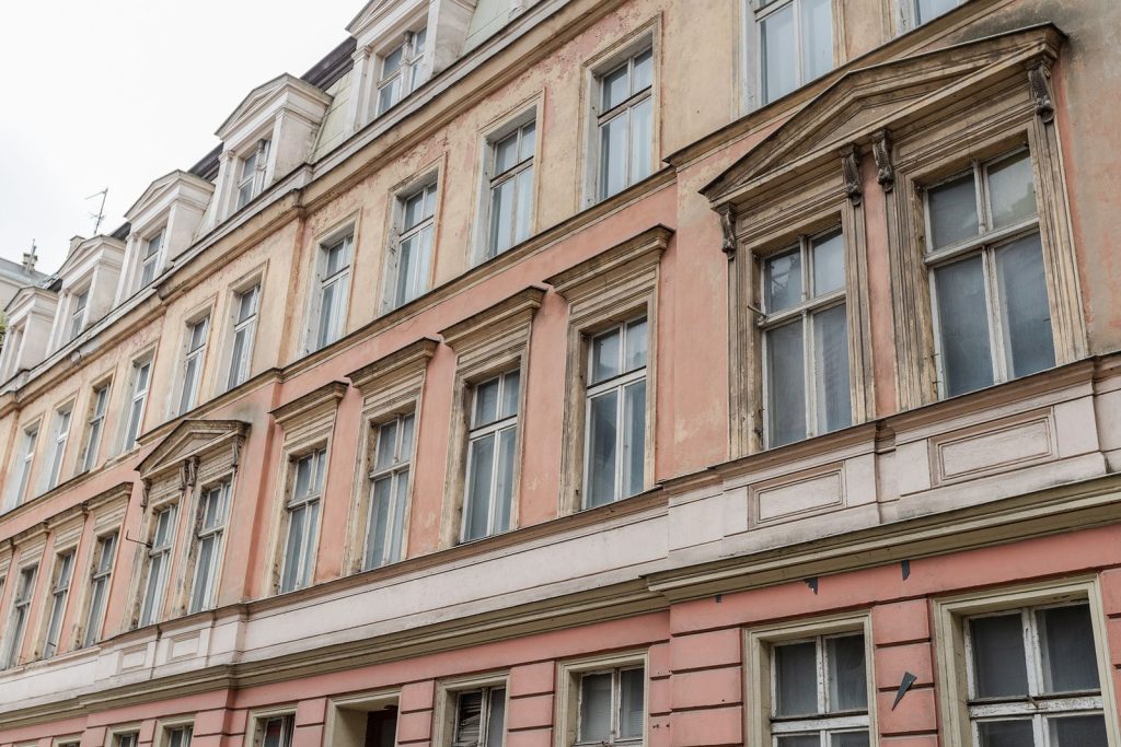 Fasada kamienicy przy Piekary 13b w 2021 roku – spłowiały różowy tynk