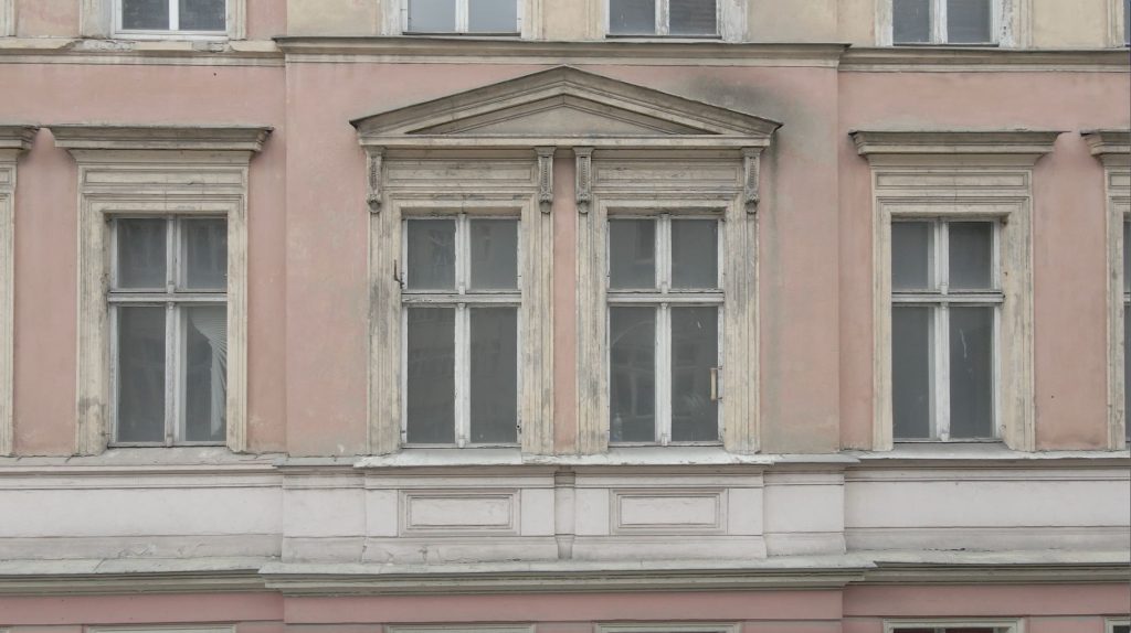 Detal okna z naczółkiem przed remontem