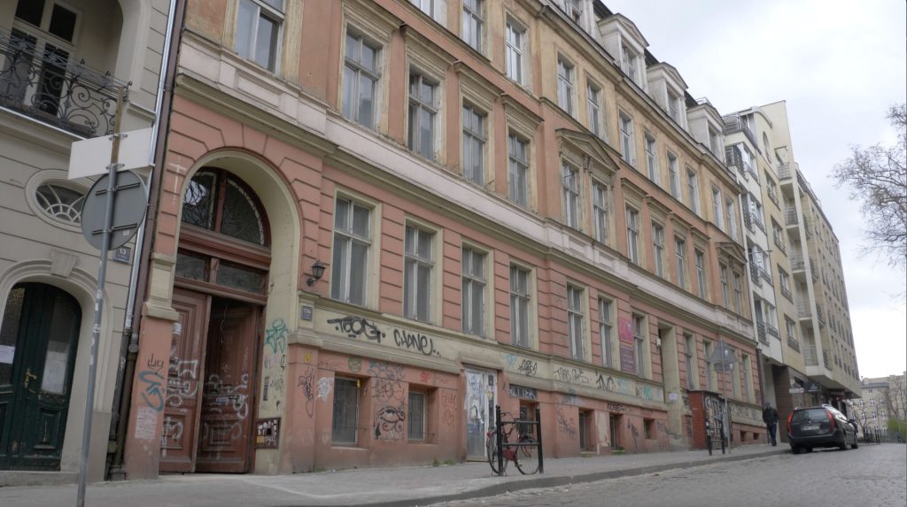 Kamienica od strony ulicy Piekary w 2021 roku – brama z graffiti