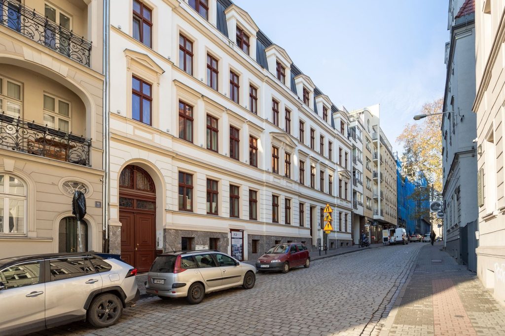 Ulica Piekary z odnowioną kamienicą